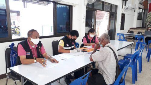 อำนวยความสะดวกแก่ประชาชนในการลงทะเบียนโครงการเราชนะ และเก็บข้อมูลกลุ่มเปราะบางเพื่อติดตามให้ความช่วยเหลือ (วันที่ 4 มีนาคม 2564)