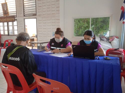 อำนวยความสะดวกแก่ประชาชนในการลงทะเบียนโครงการเราชนะ และเก็บข้อมูลกลุ่มเปราะบางเพื่อติดตามให้ความช่วยเหลือ (วันที่ 4 มีนาคม 2564)