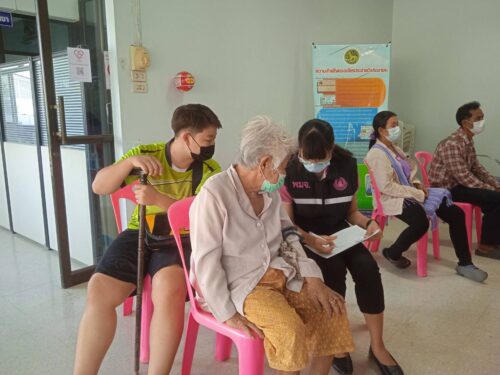 อำนวยความสะดวกแก่ประชาชนในการลงทะเบียนโครงการเราชนะ และเก็บข้อมูลกลุ่มเปราะบางเพื่อติดตามให้ความช่วยเหลือ (วันที่ 5 มีนาคม  2564)