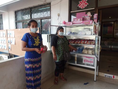 จัดจุดบริการ พม.ปันสุข (ตู้ปันสุข) ดำเนินการเติมสิ่งของในตู้ปันสุข และ “ตู้ พม.รับทุกข์” (12 มีนาคม 2564)