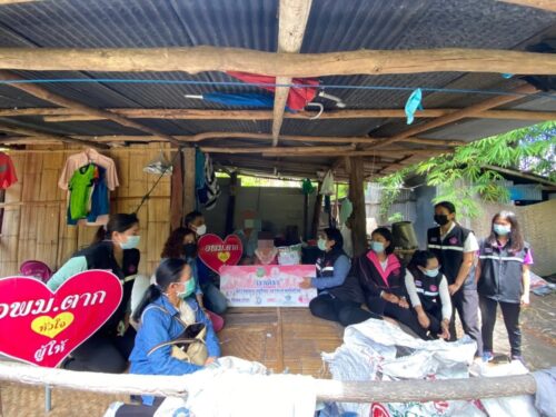 ลงพื้นที่เยี่ยมบ้านผู้เปราะบาง ซึ่งเป็นผู้สูงอายุ ในพื้นที่ตำบลพบพระ อำเภอพบพระเพื่อมอบเครื่องอุปโภคบริโภค (4 ก.ค. 64)
