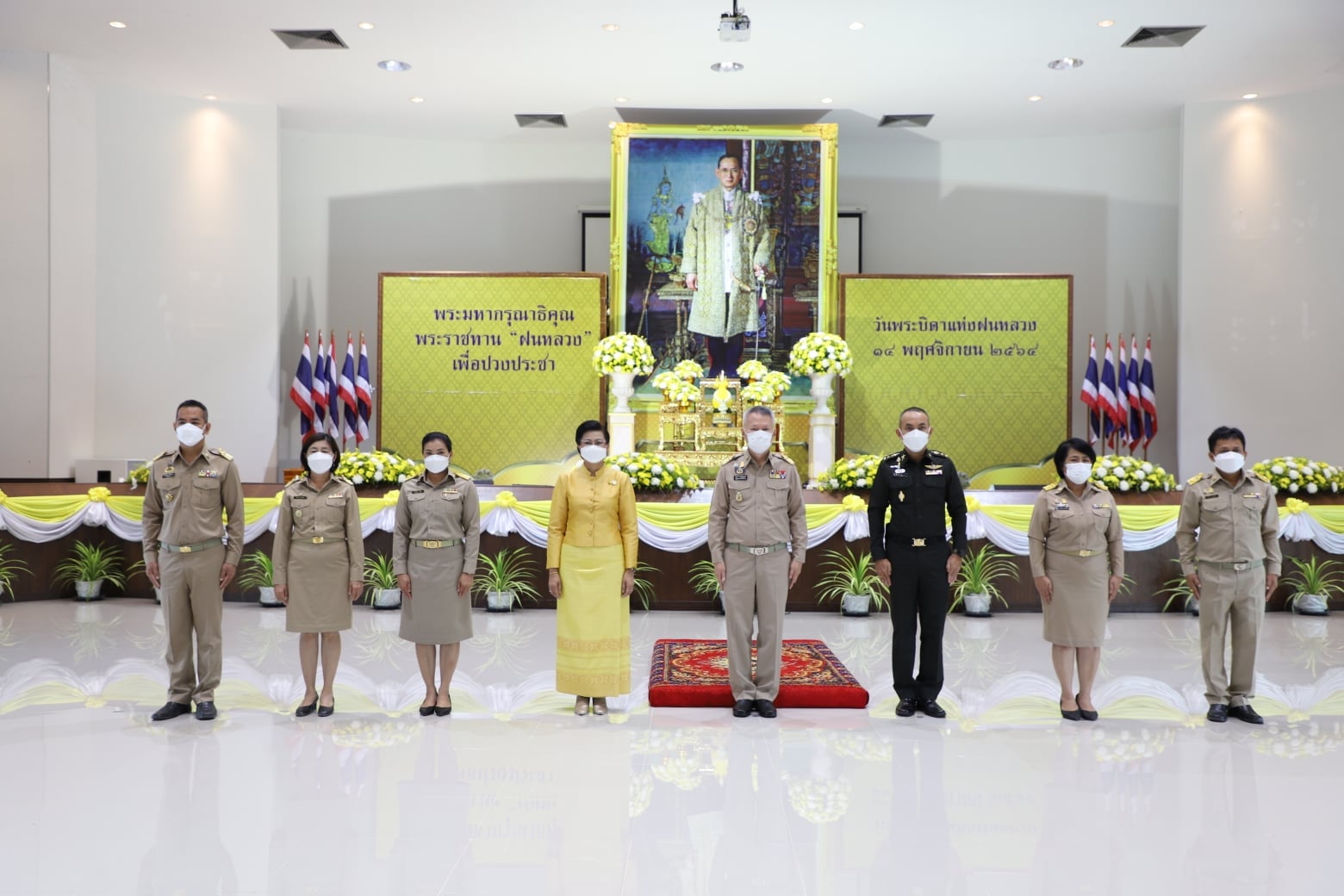 ร่วมพิธีวางพานพุ่มดอกไม้สดถวายสักการะพระบาทสมเด็จพระบรมชนกาธิเบศร มหา 